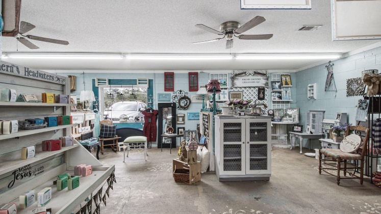 Defuniak Springs, Florida 32433, 1 Bedroom Bedrooms, ,2 BathroomsBathrooms,Residential,For Sale,Us Hwy 90 W,852441