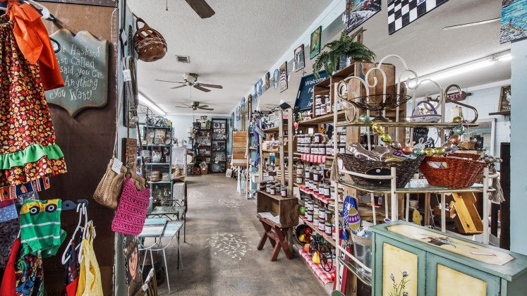 Defuniak Springs, Florida 32433, 1 Bedroom Bedrooms, ,2 BathroomsBathrooms,Residential,For Sale,Us Hwy 90 W,852441