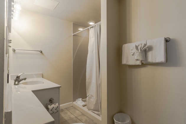 Panama City, Florida 32408, 2 Bedrooms Bedrooms, ,3 BathroomsBathrooms,Residential,For Sale,Thomas,868774